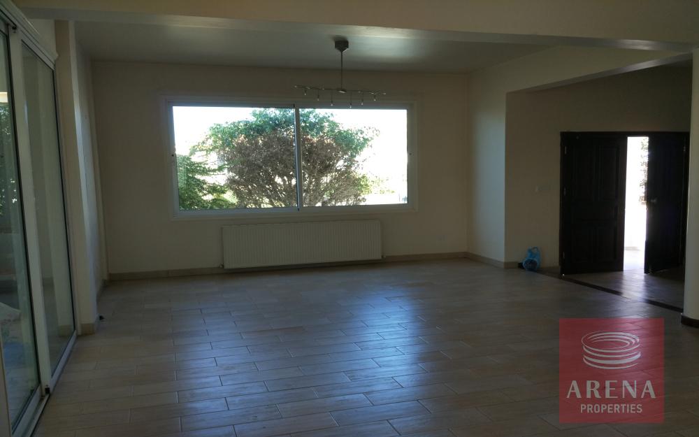 4 bed villa in Oroklini - living area