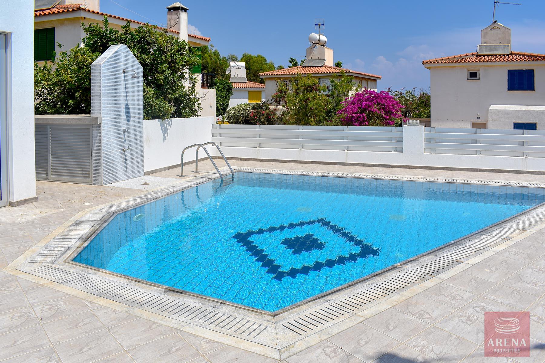 5 Bed Villa in Kapparis - pool