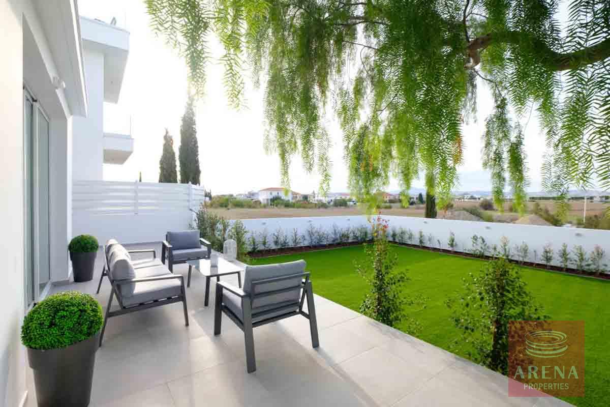 4 bed link-det villa in Dromolaxia - veranda