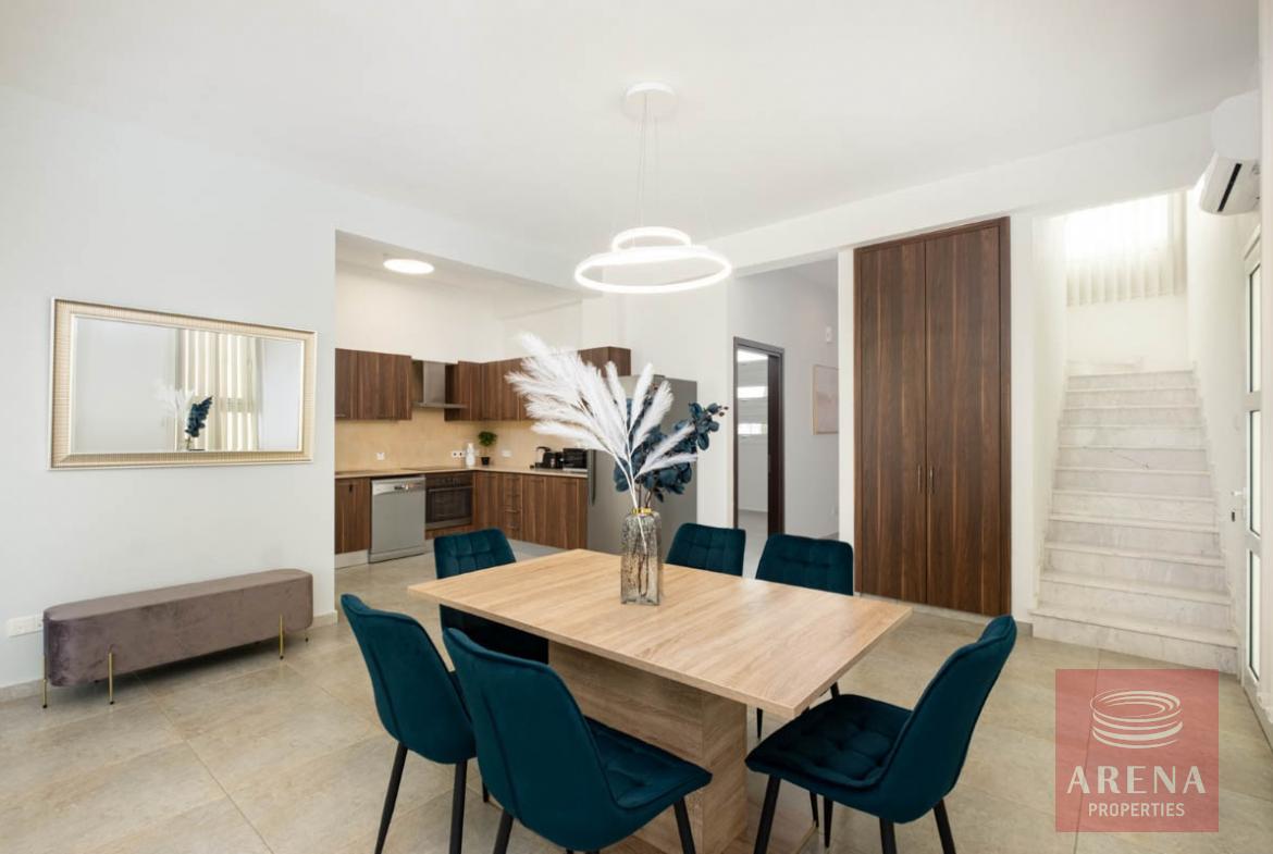 Link-Det Villa in Dromolaxia - dining area