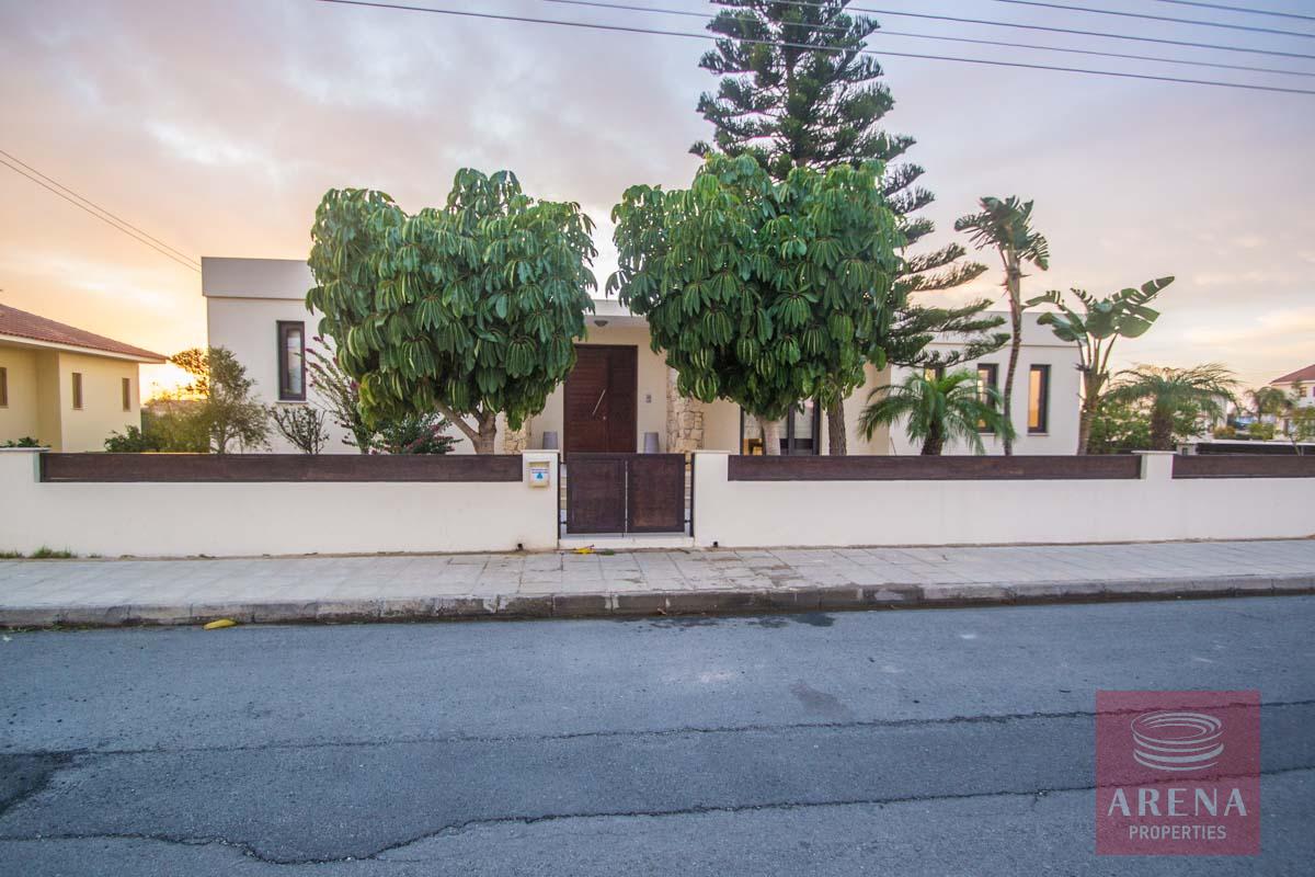 1 bungalow 4 bed derynia 3877