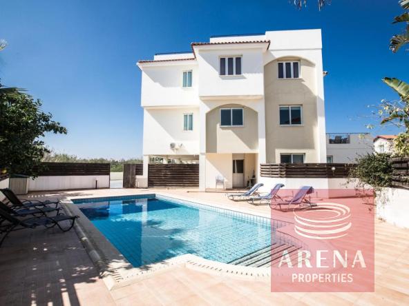 3 bed apt in pernera