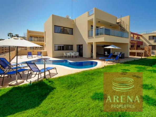 2590 1 villa to buy