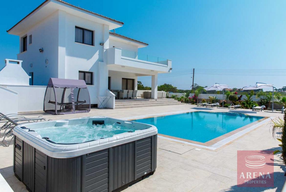 4 bed villa in Cape Greco for sale - pool