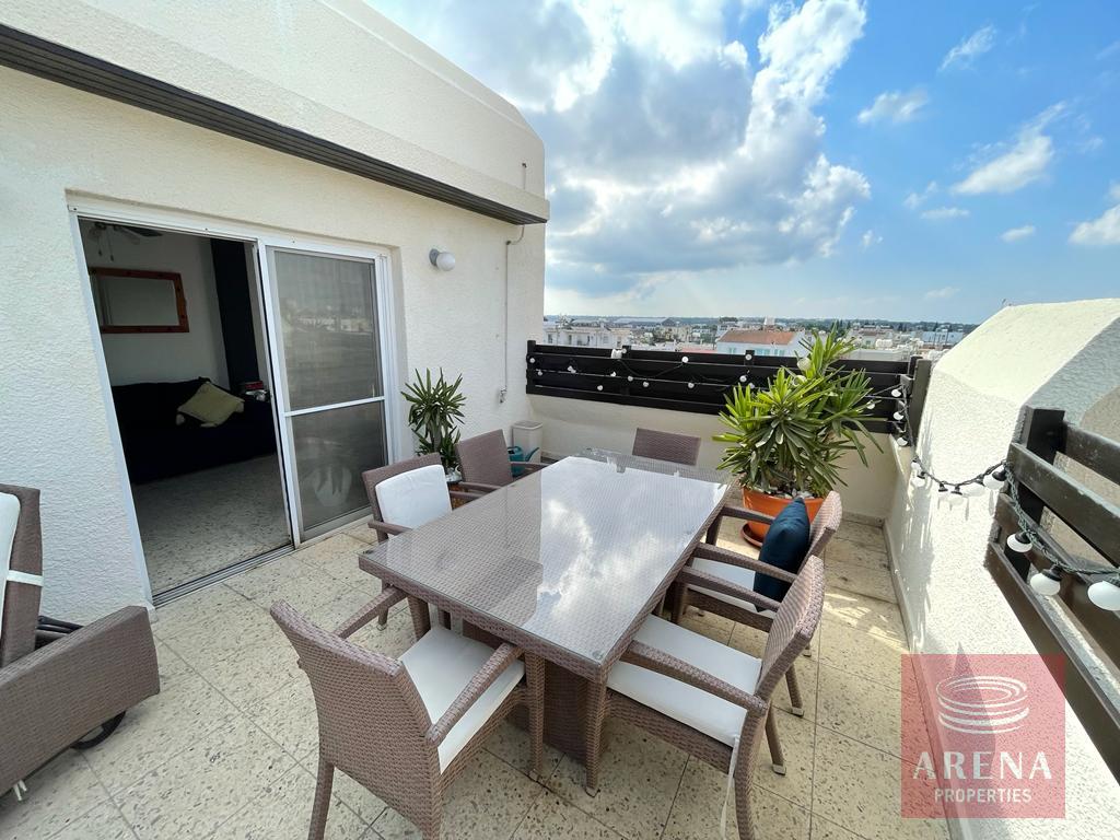 2 bed top floor apt - veranda