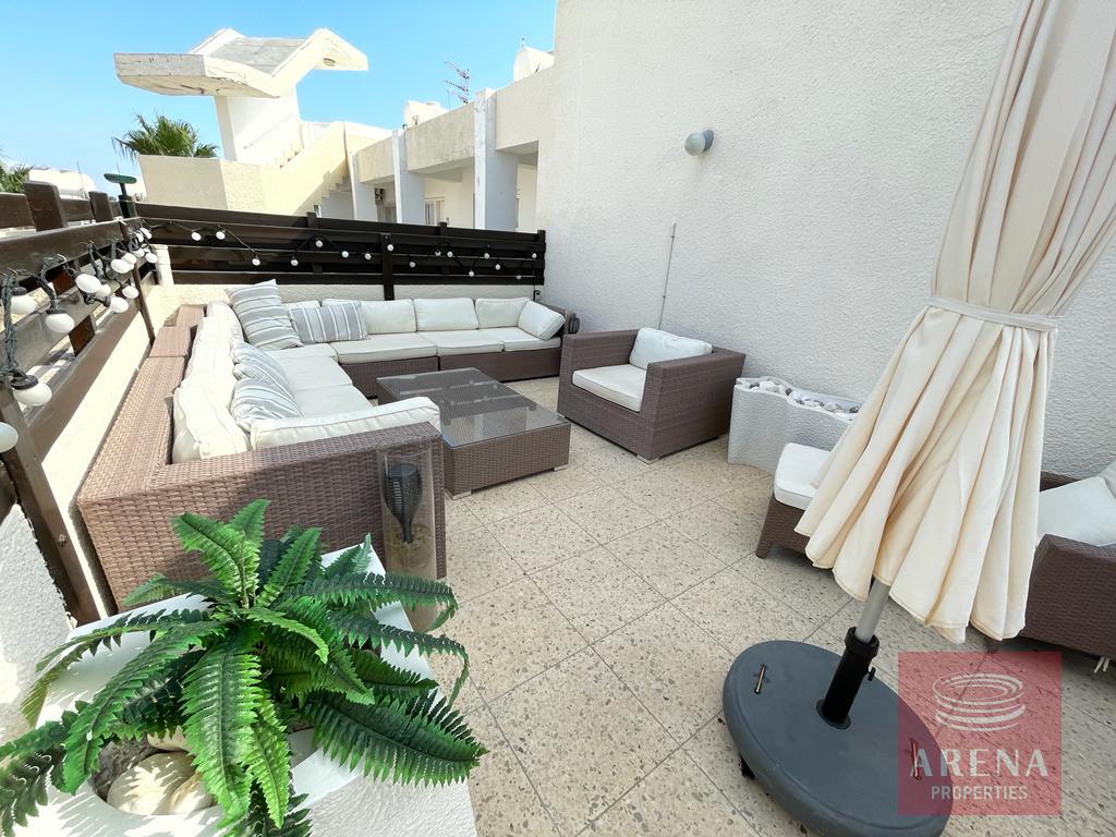 2 bed top floor apt for sale