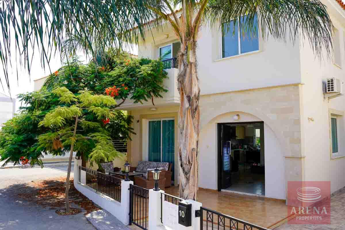 villa to let in Pernera