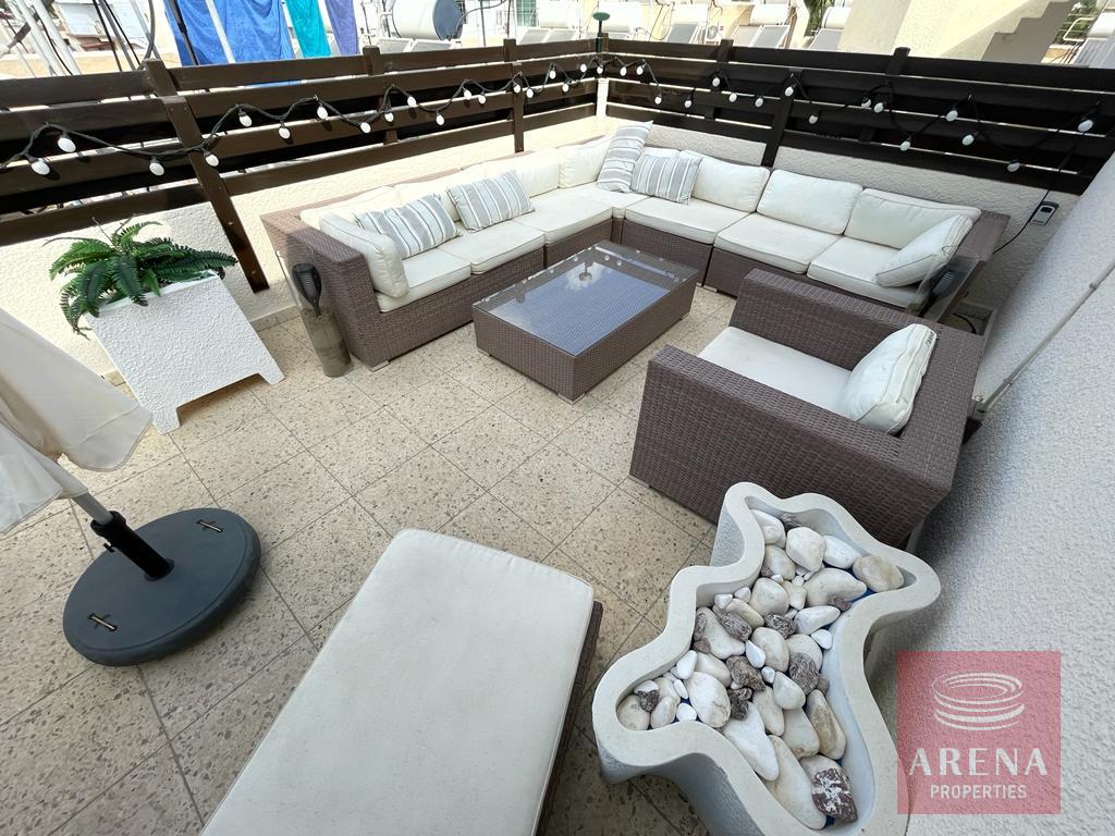 2 bed top floor apt to buy