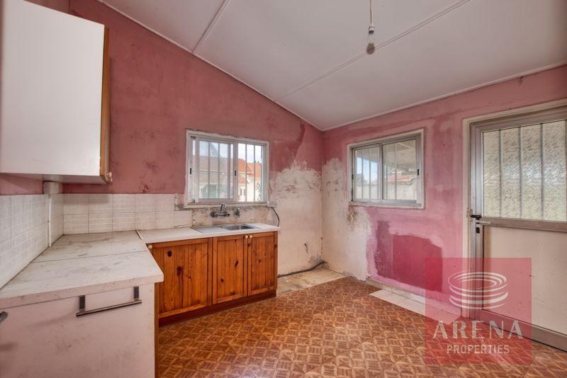 smaill bungalow in Derynia - kitchen