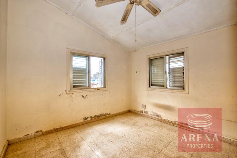 smaill bungalow in Derynia - bedroom