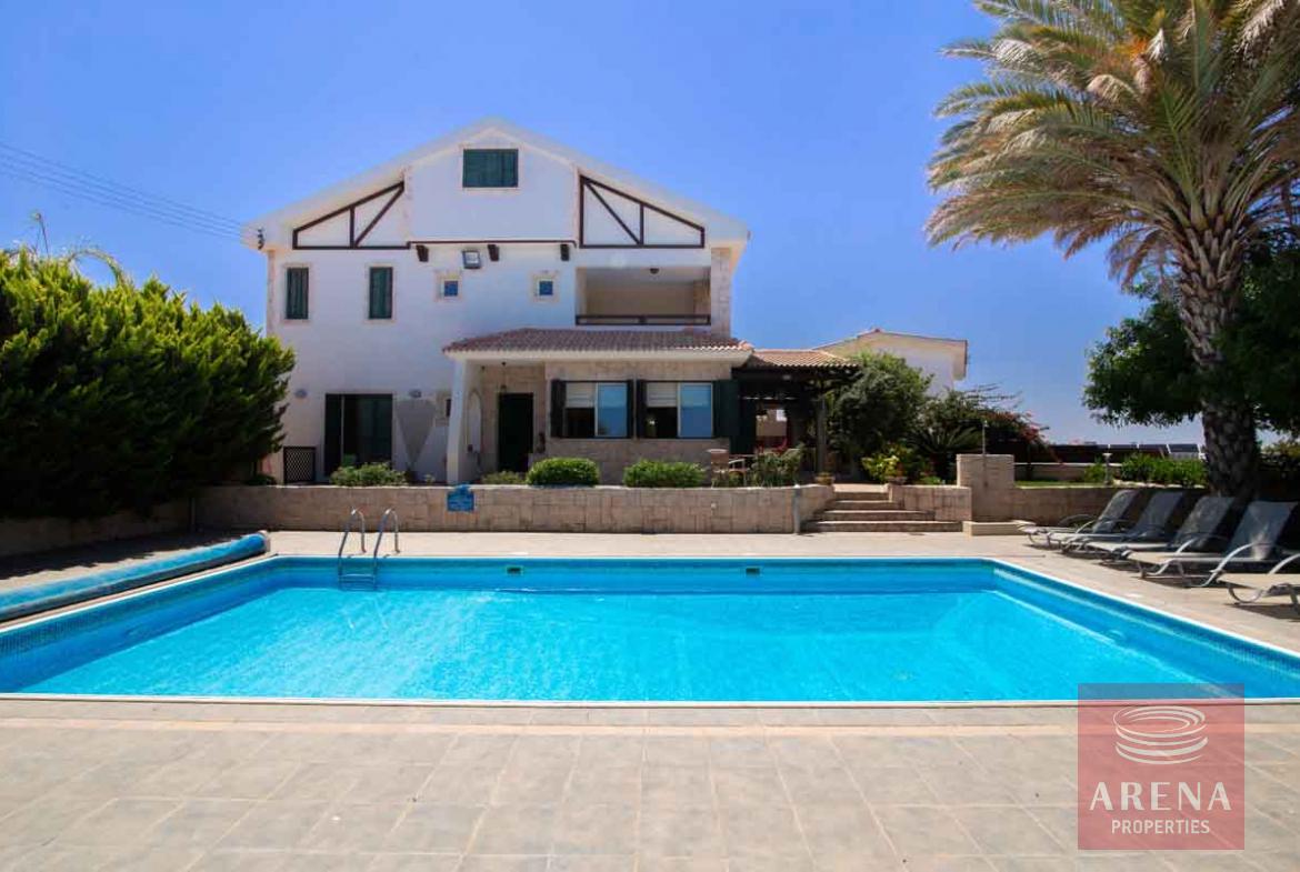 5 bed villa in Paralimni
