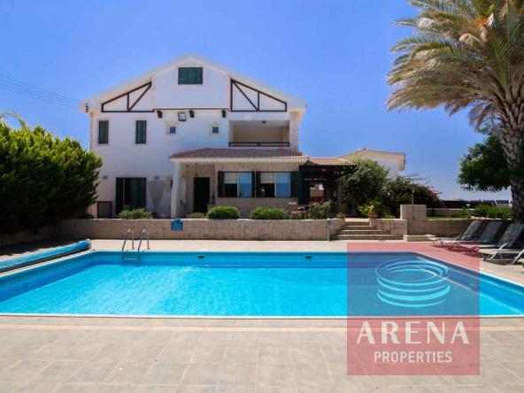 5 bed villa in Paralimni