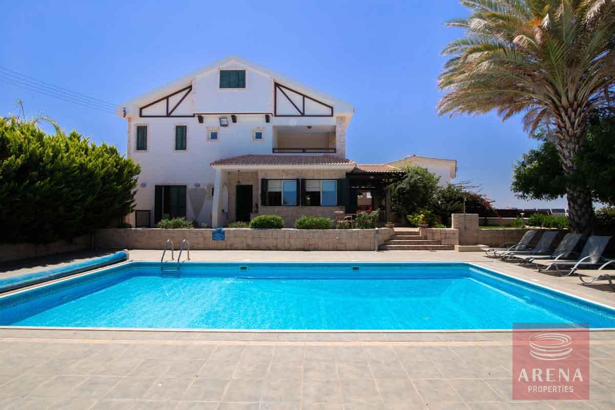 5 bed villa in Paralimni