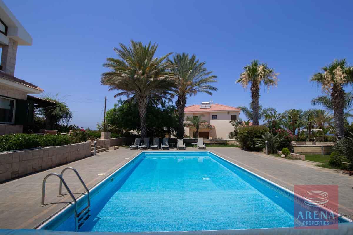 5 bed villa in Paralimni - pool