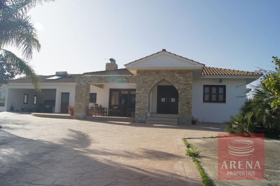 4 bed villa in oroklini