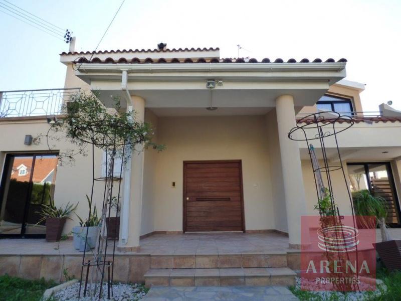 4 bed villa in oroklini