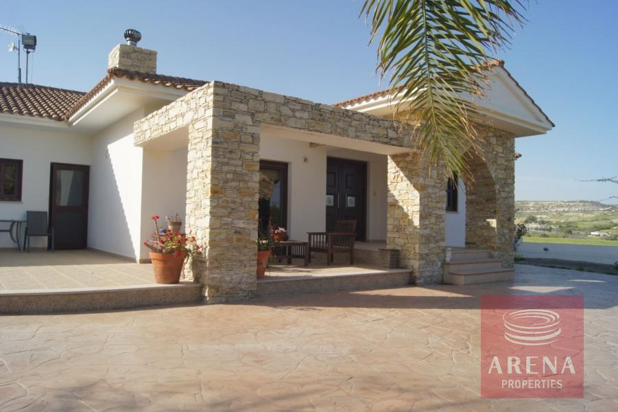4 bed villa in oroklini for sale