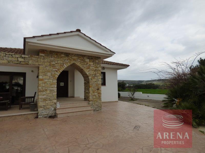 4 bed villa in oroklini to buy