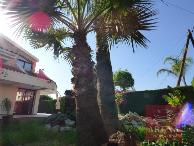 4 bed villa in oroklini for sale