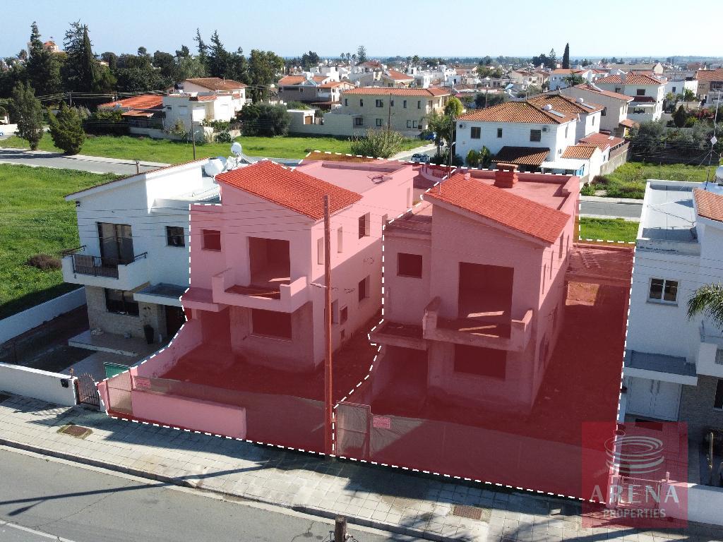 2 UNFINISHED HOUSES IN KITI