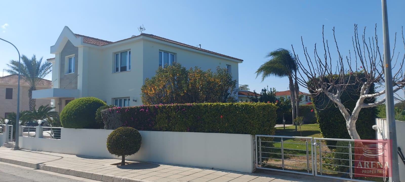 4 bed villa in Oroklini to buy