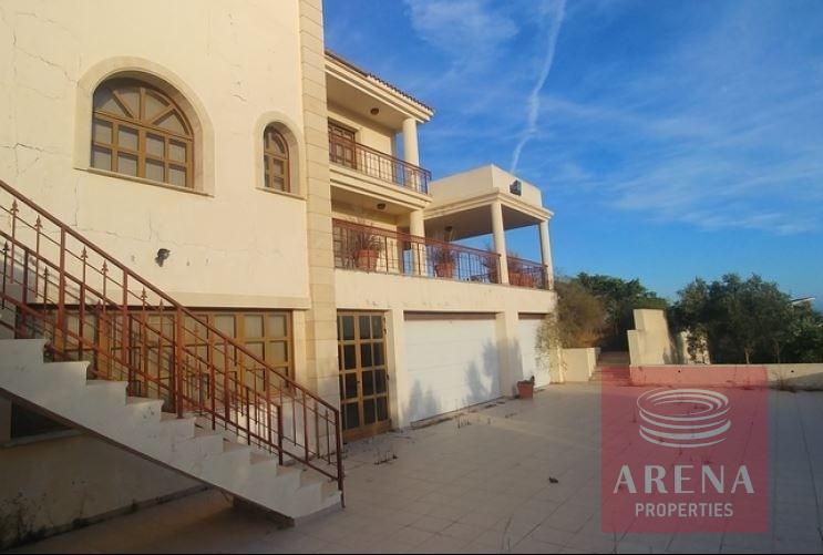 Villa in Tersefanou to buy