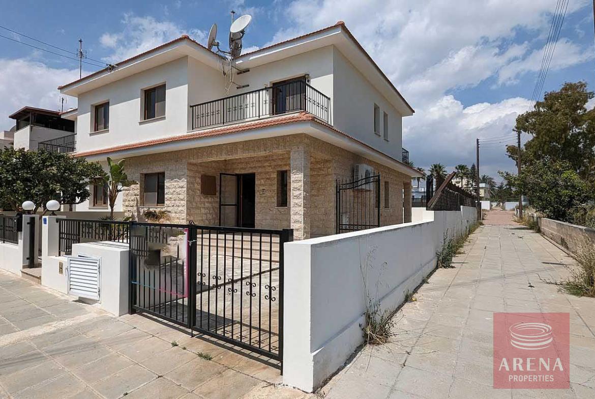 villa in pyla for sale