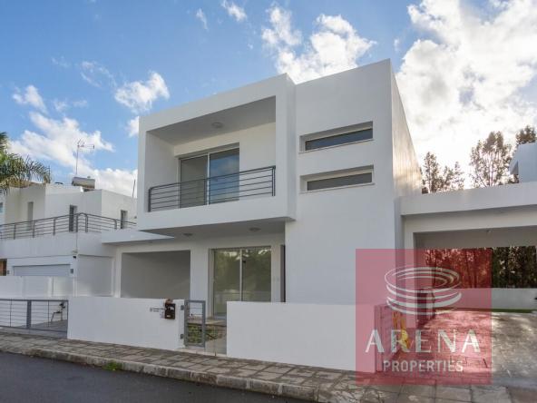 3 bed house in meneou