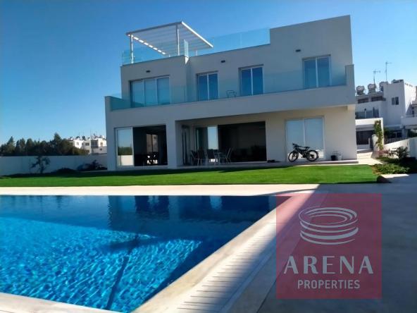 4 bed villa in Paralimni