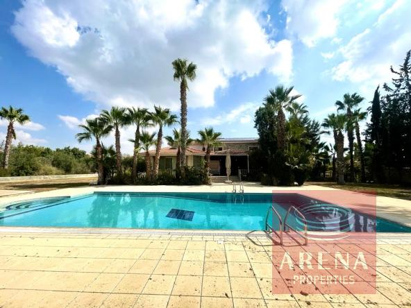 6 5 bed villa in Alethriko 7500