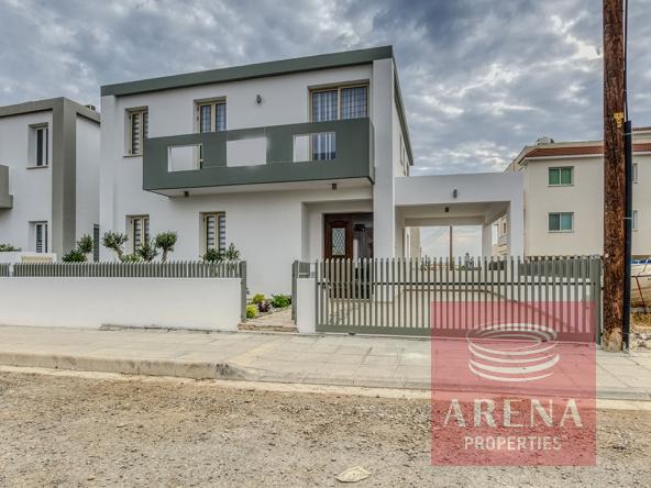 4 bed villa in Paralimni
