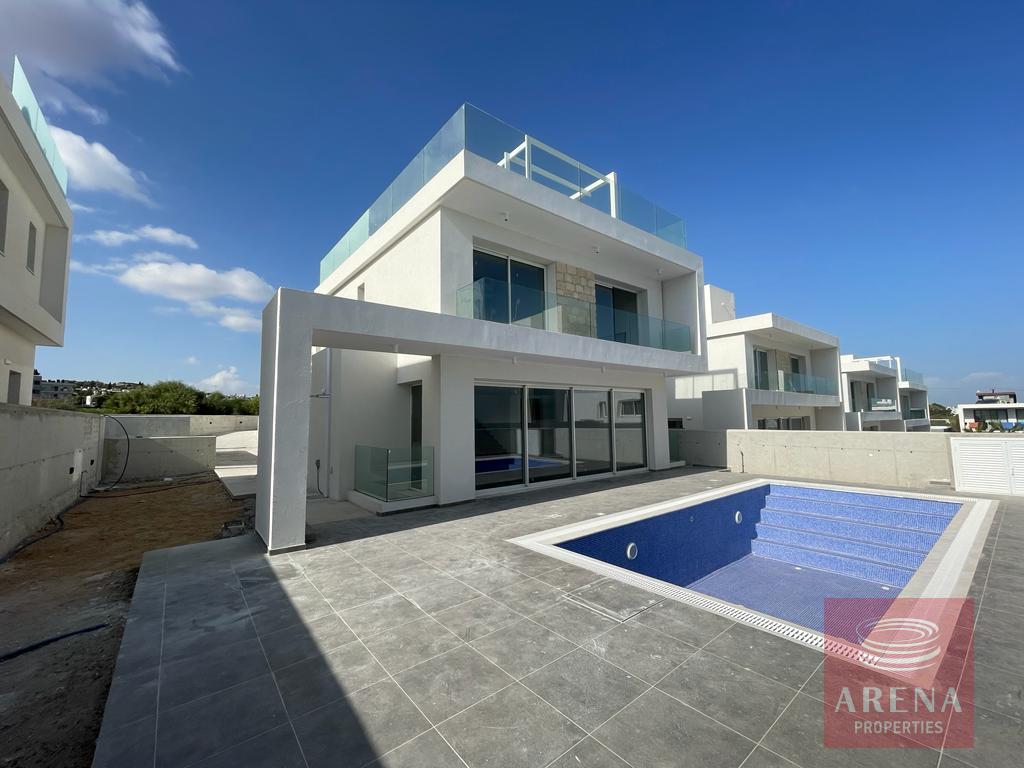 5 bed villa in Pernera