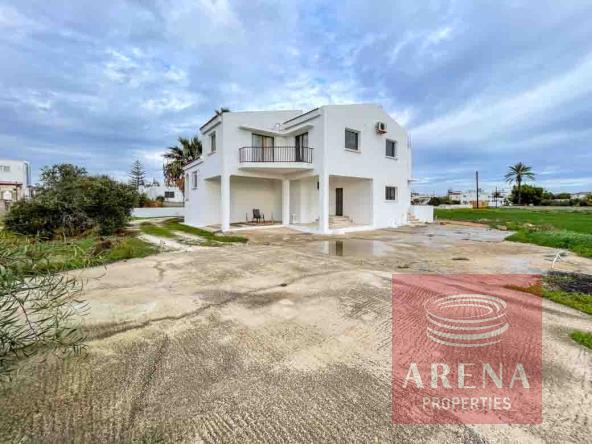 4 bed house in Paralimni