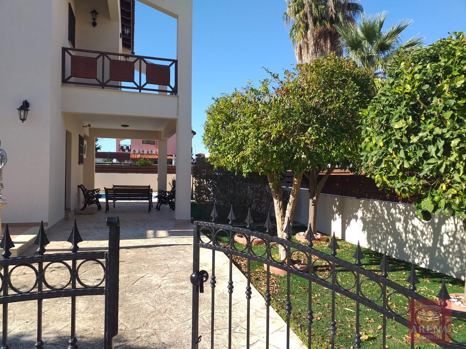 villa in dekelia for sale