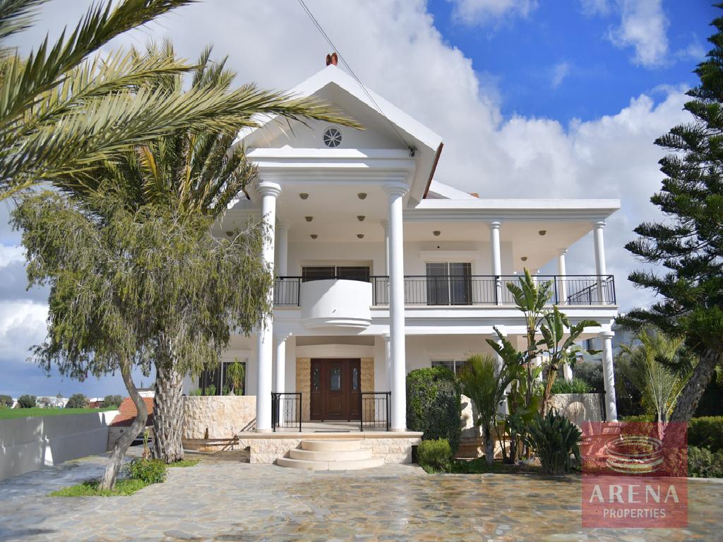 5 bed villa in kiti