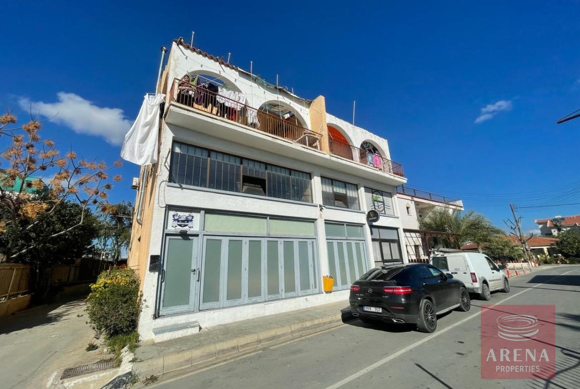BUILDING IN PERVOLIA