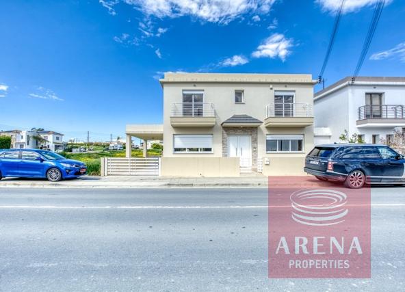 4 bed villa in livadia