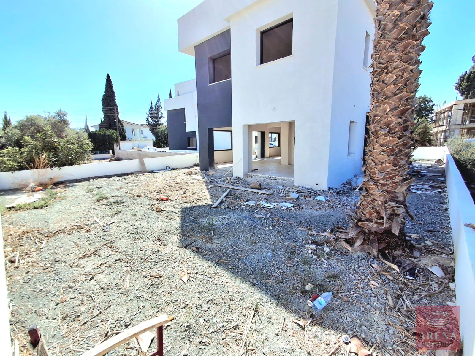 5 BED VILLA IN LIVADIA