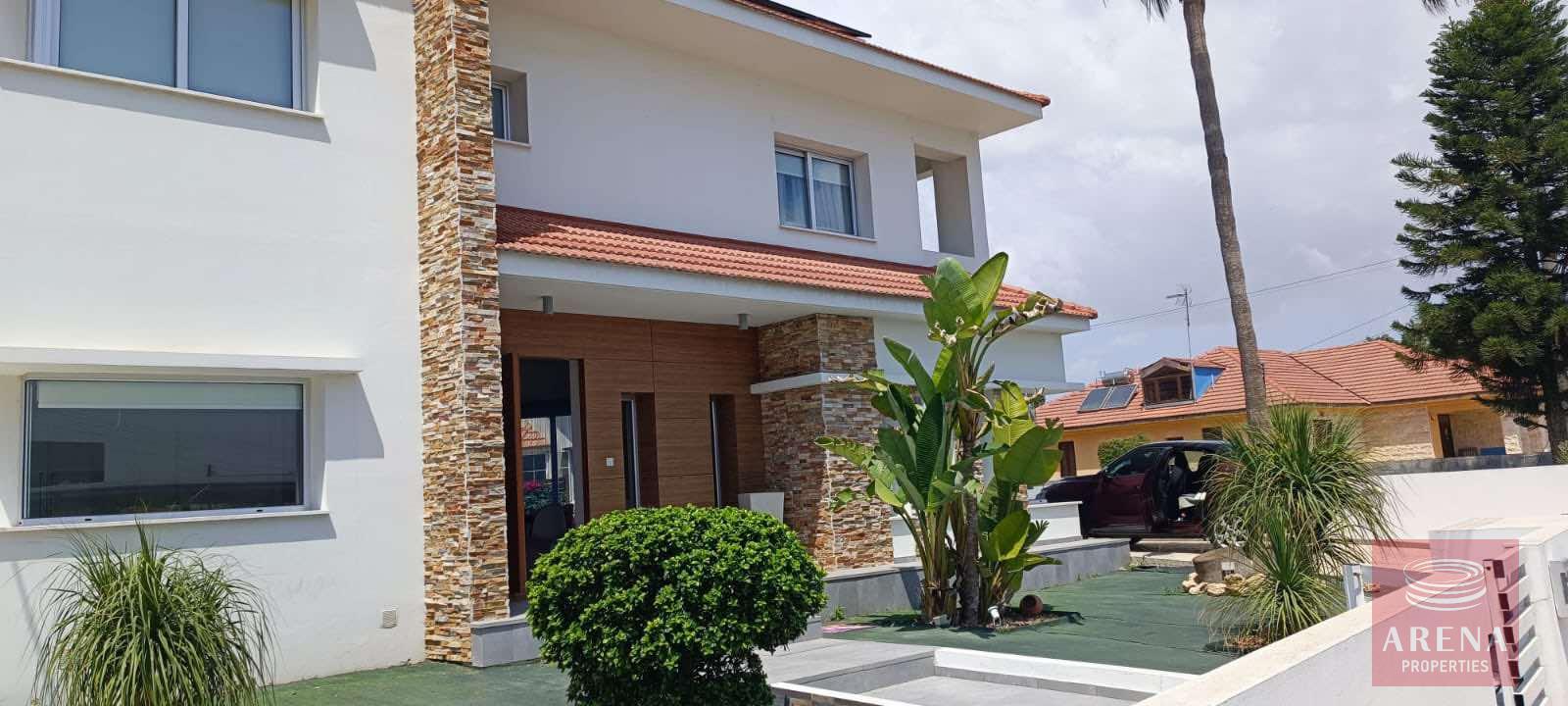 1 4 BED VILLA FOR RENT 9204