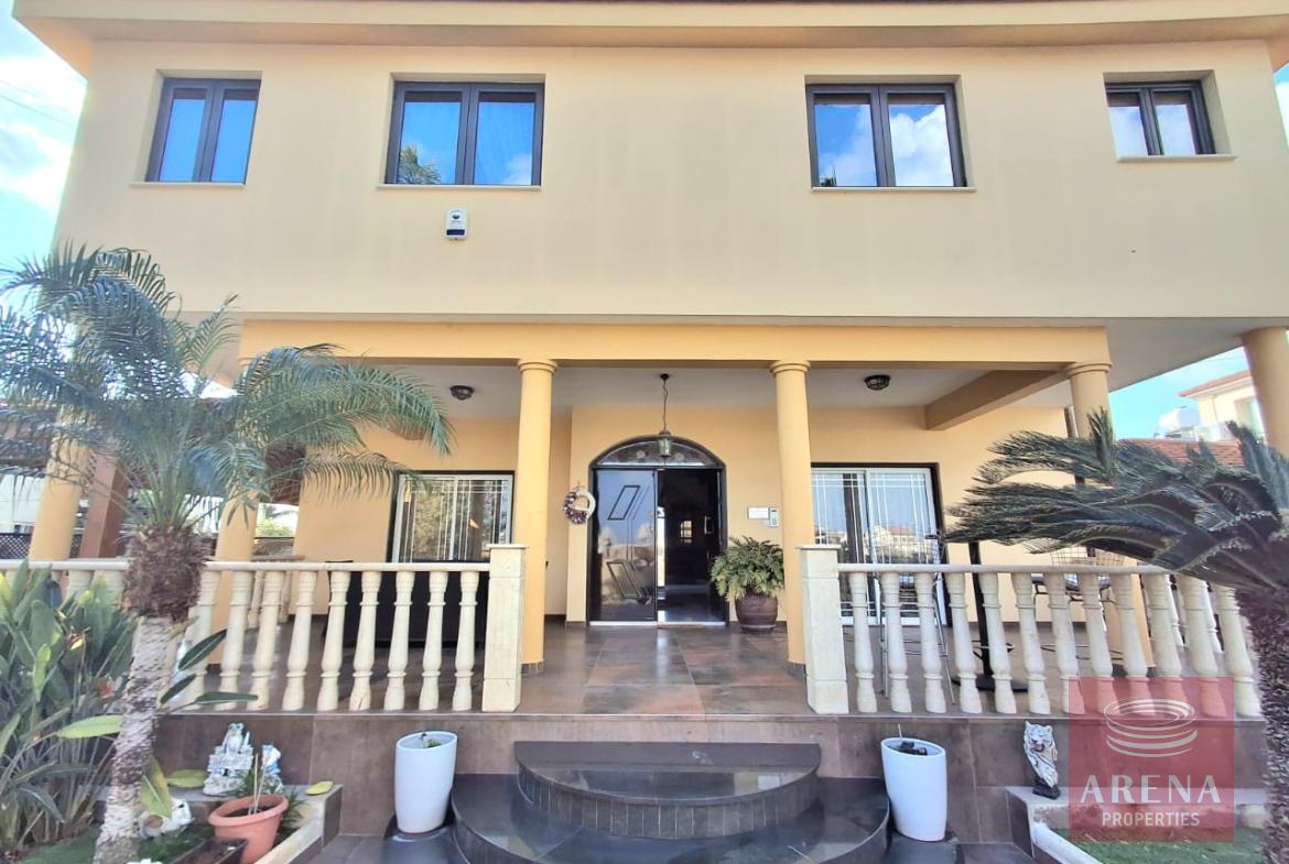 5 BED VILLA IN LIVADIA