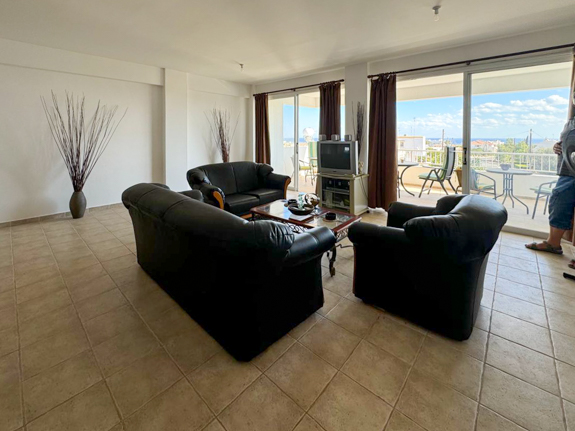 4 bed apt in derynia