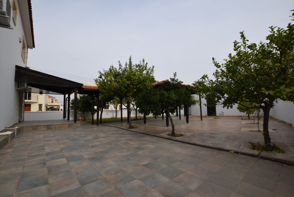 5 BED VILLA IN OROKLINI
