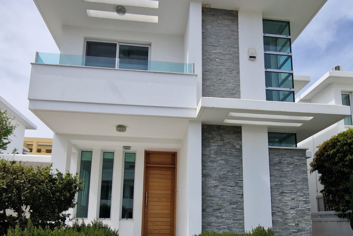 VILLA FOR RENT IN LIVADIA