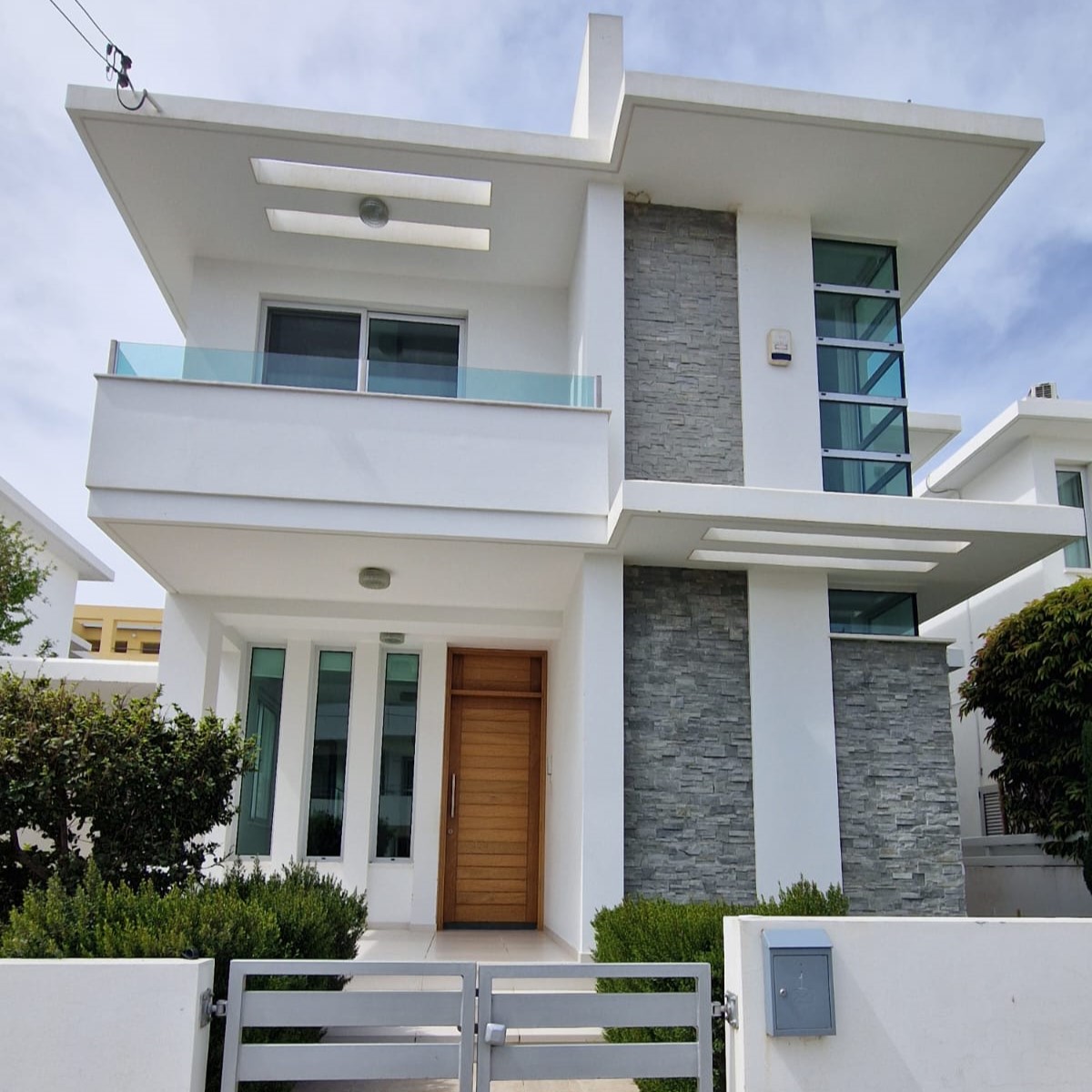 VILLA FOR RENT IN LIVADIA