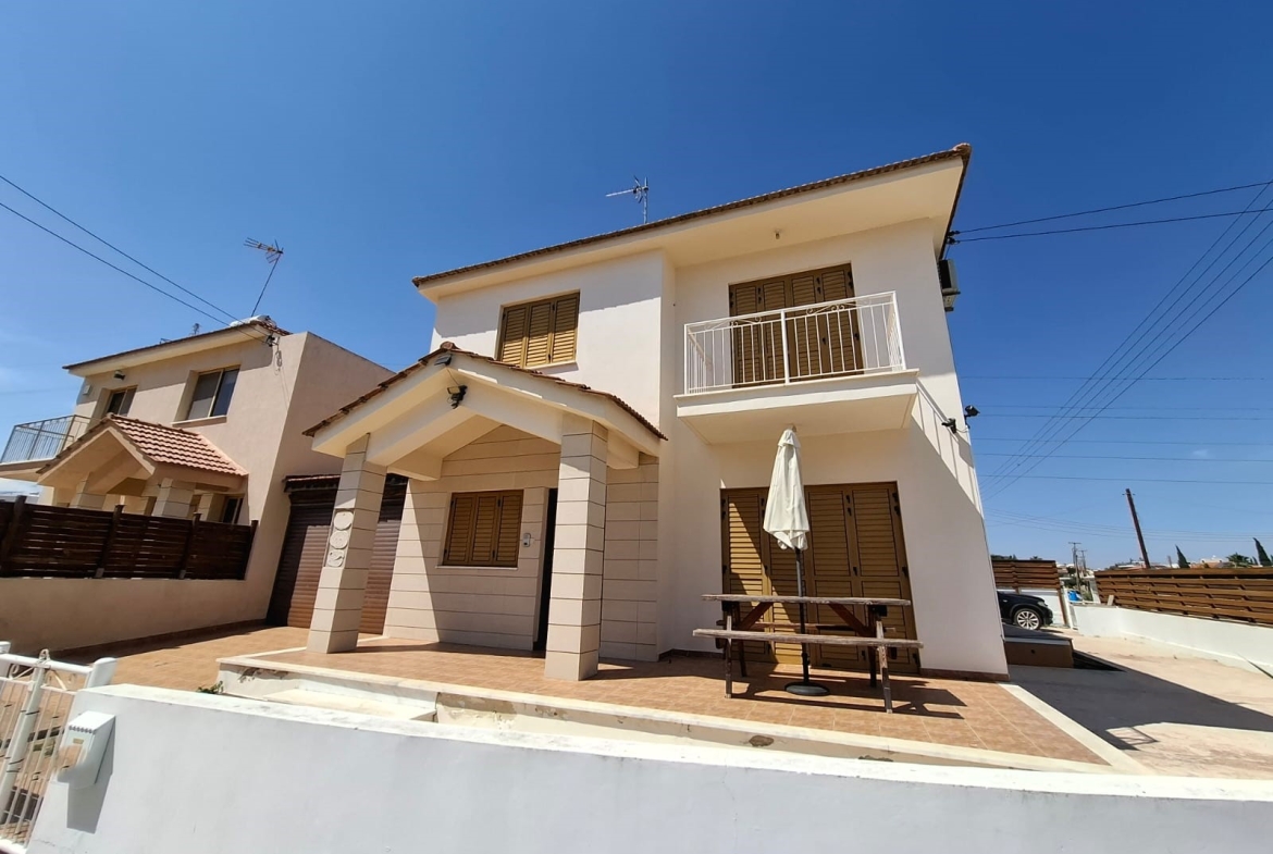 4 BED VILLA IN OROKLINI