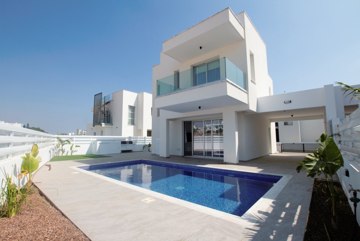 4 bed villa in oroklini