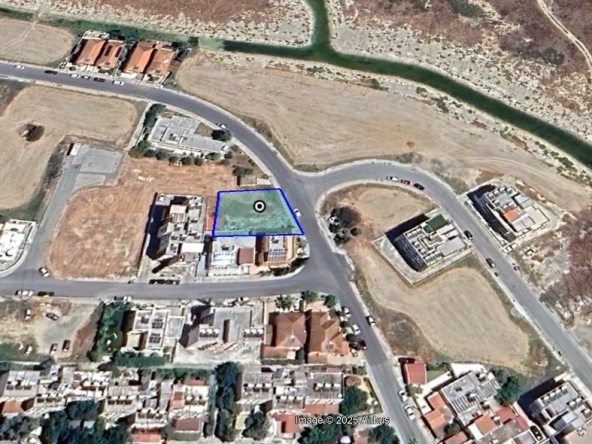 pLOT IN kAMARES