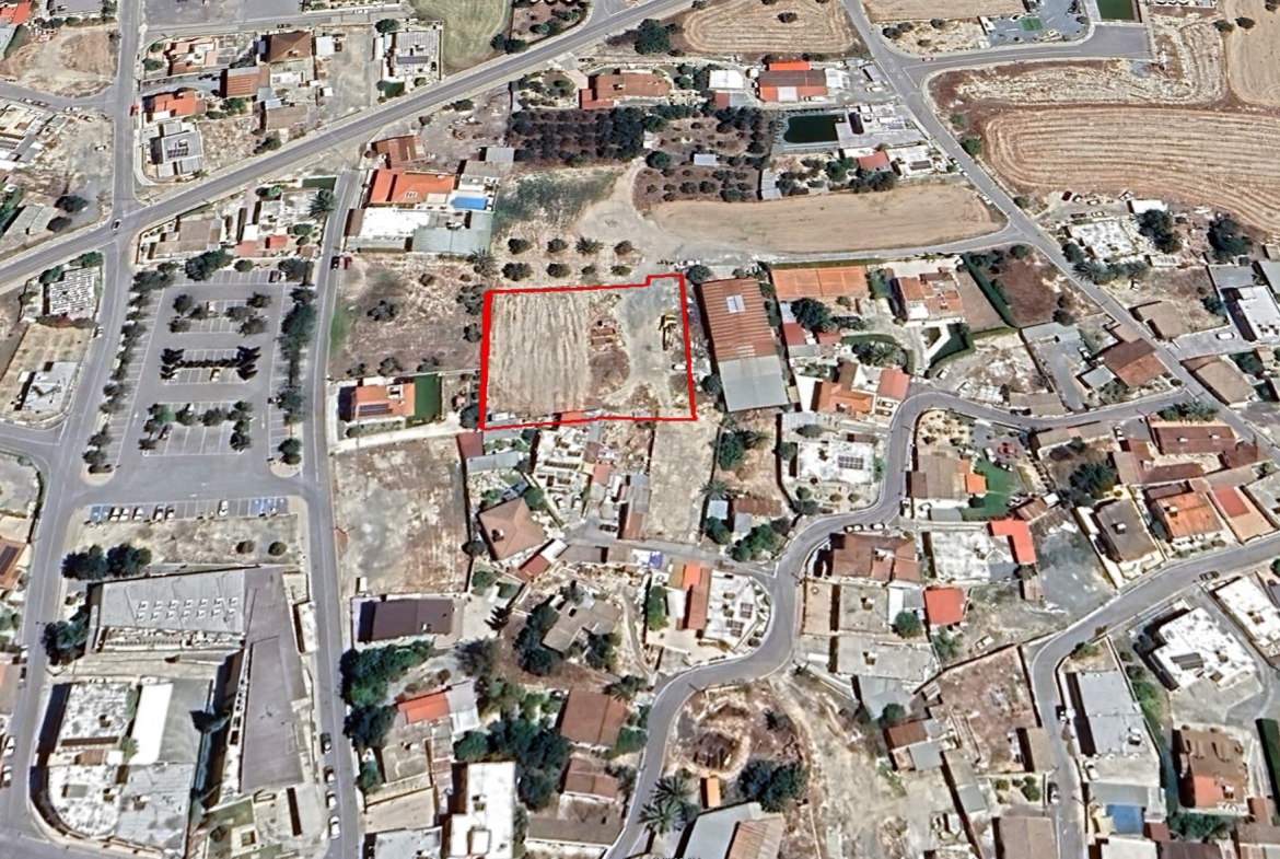 LAND IN ATHIENOU