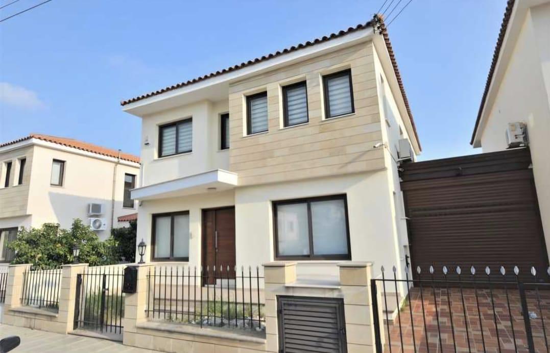 4 BED VILLA IN MAZOTOS